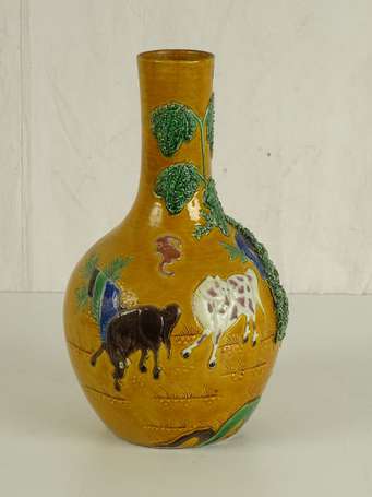 CHINE Vase bouteille à décor de chevaux dans la 