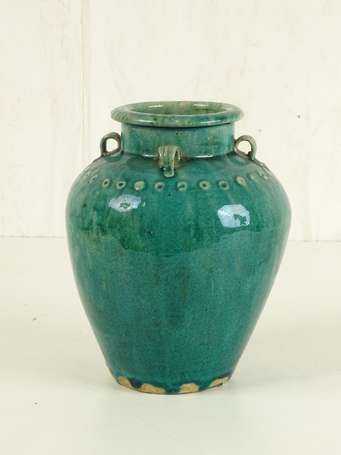 CHINE Petit vase à glaçure verte en céramique H. 