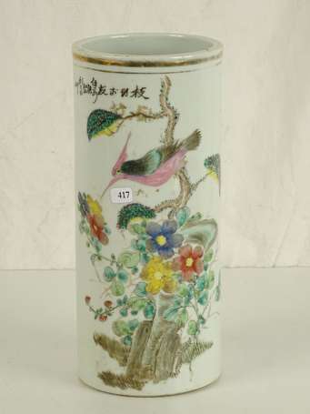 CHINE Vase rouleau en porcelaine à décor d'oiseaux