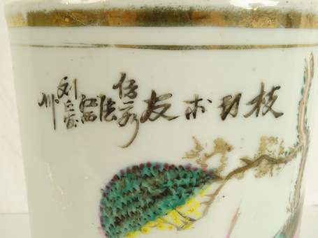 CHINE Vase rouleau en porcelaine à décor d'oiseaux