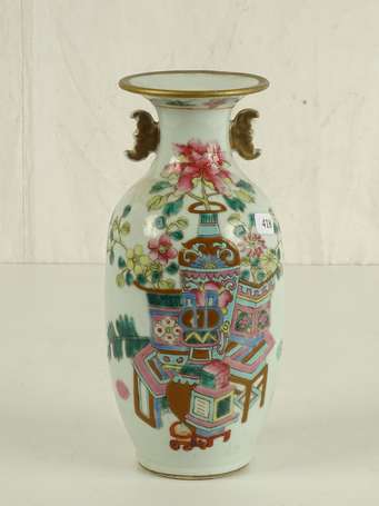 CHINE Vase en porcelaine à décor de mobiliers et 