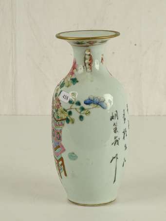 CHINE Vase en porcelaine à décor de mobiliers et 