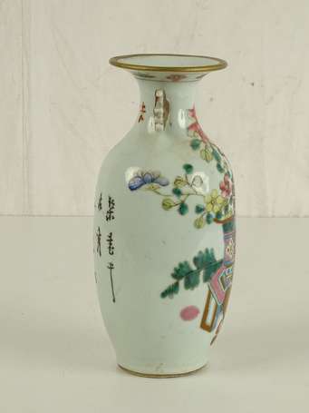 CHINE Vase en porcelaine à décor de mobiliers et 