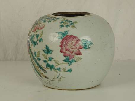 CHINE Vase boule en porcelaine à décor de phoenix 