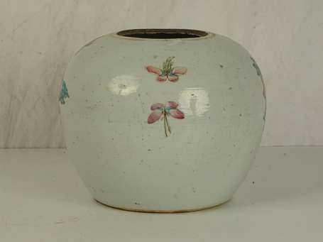 CHINE Vase boule en porcelaine à décor de phoenix 