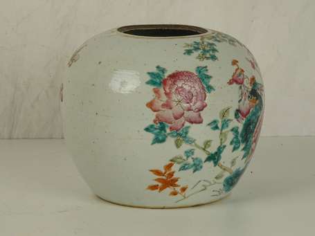 CHINE Vase boule en porcelaine à décor de phoenix 