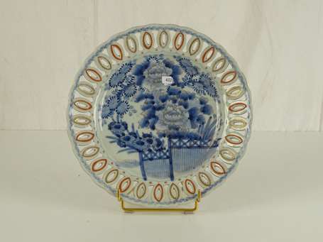 JAPON Plat en porcelaine ajouré sur socle, XXème, 