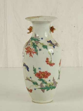 CHINE Vase en porcelaine, signé (Ebréché au col)  