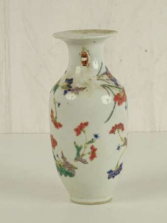 CHINE Vase en porcelaine, signé (Ebréché au col)  
