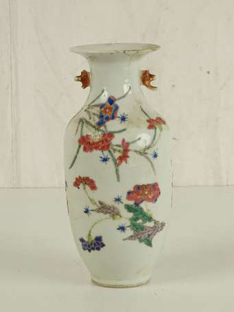 CHINE Vase en porcelaine, signé (Ebréché au col)  