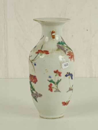 CHINE Vase en porcelaine, signé (Ebréché au col)  