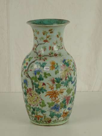CHINE Vase en porcelaine à décor de chauves souris