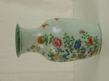 CHINE Vase en porcelaine à décor de chauves souris