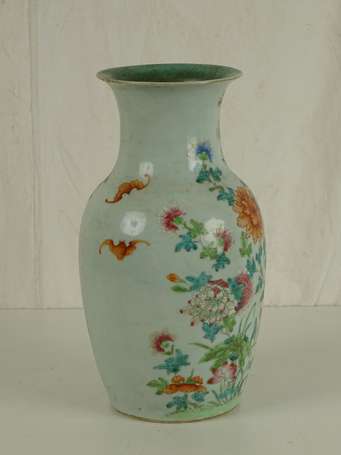 CHINE Vase en porcelaine à décor de chauves souris