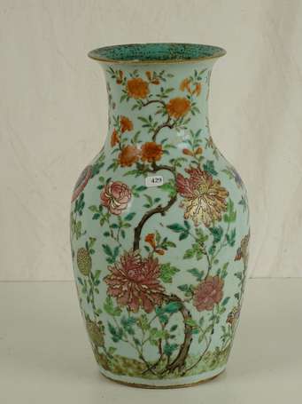 CHINE QING Vase en porcelaine à décor de fleurs et