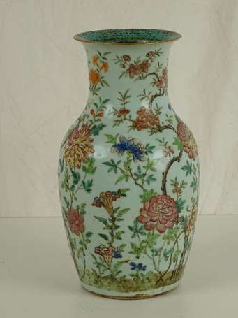 CHINE QING Vase en porcelaine à décor de fleurs et