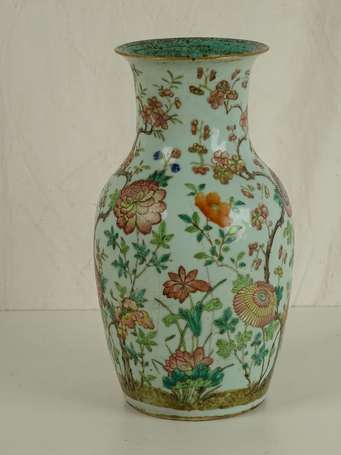 CHINE QING Vase en porcelaine à décor de fleurs et