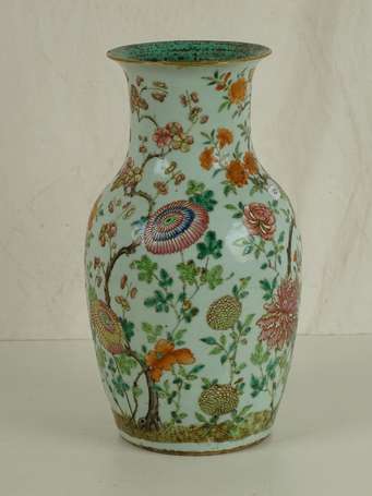 CHINE QING Vase en porcelaine à décor de fleurs et