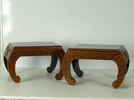 INDOCHINE Deux tabourets en bois L. 44 cm H. 26 