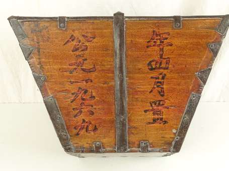 CHINE Panier à riz en bois et fer, XXème, H. 38 