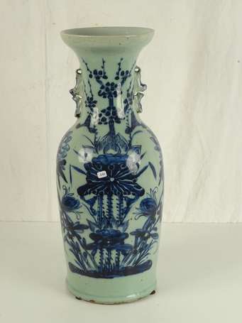CHINE Vase céladon à décor de lotus XX éme (Féle 