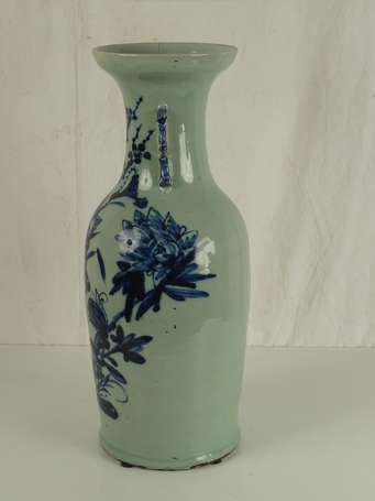 CHINE Vase céladon à décor de lotus XX éme (Féle 