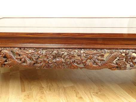 CHINE QING Table en bois à décor de dragons, perle
