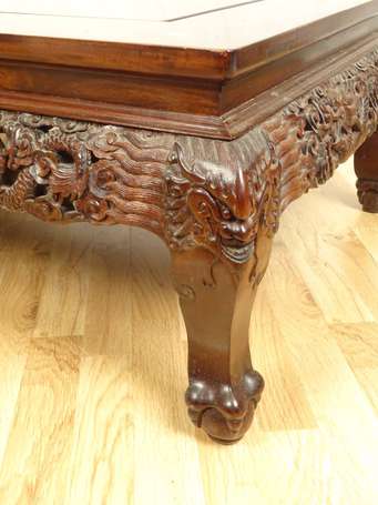 CHINE QING Table en bois à décor de dragons, perle