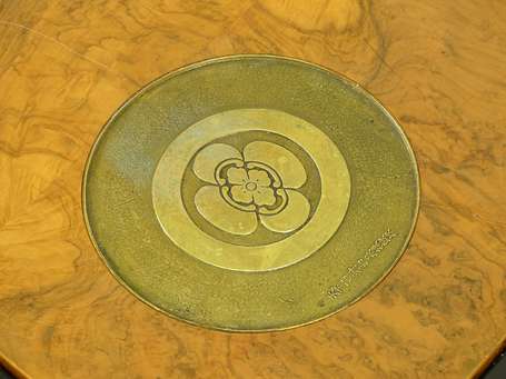 JAPON Table à thé signée dans un cercle en bronze 