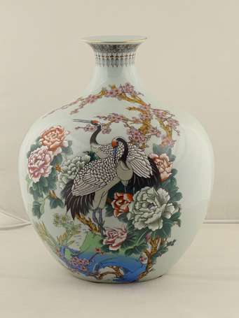 CHINE Rare vase en porcelaine décor de pivoines et