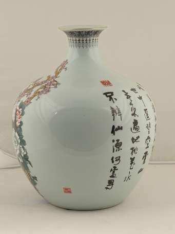CHINE Rare vase en porcelaine décor de pivoines et