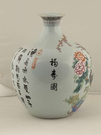 CHINE Rare vase en porcelaine décor de pivoines et