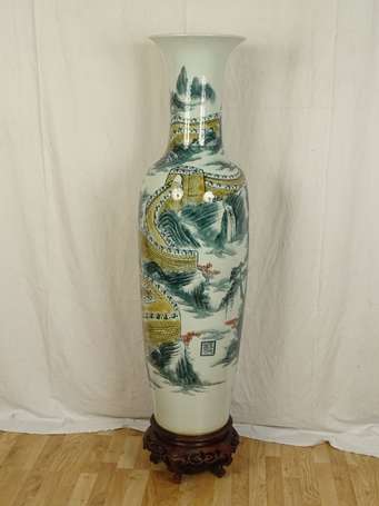 CHINE Vase de palais à fond vert et beige signé 