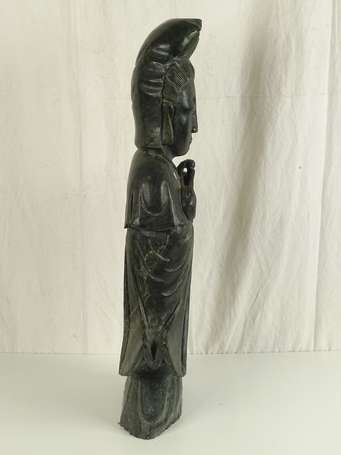 CHINE Guanyin en serpentine verte un ruyi dans une