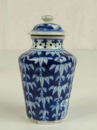 CHINE Tabatière en porcelaine à décor blanc bleu 
