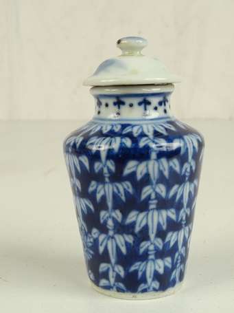 CHINE Tabatière en porcelaine à décor blanc bleu 