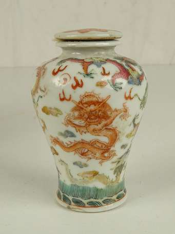 CHINE Petit vase en porcelaine WUCAI à décor de 