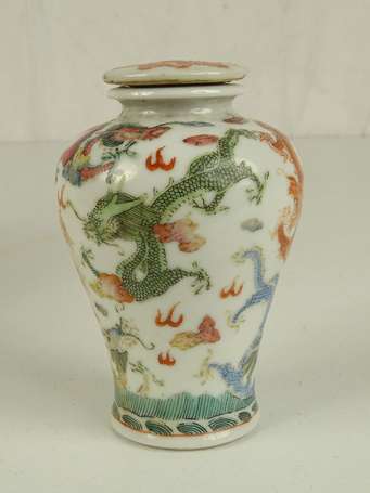 CHINE Petit vase en porcelaine WUCAI à décor de 