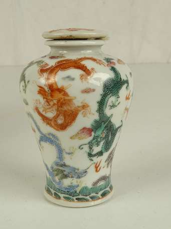 CHINE Petit vase en porcelaine WUCAI à décor de 