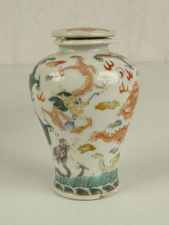 CHINE Petit vase en porcelaine WUCAI à décor de 