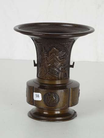 JAPON vase GU en bronze signé sous la base, XXème,
