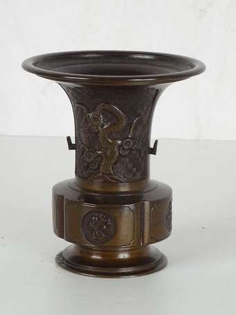 JAPON vase GU en bronze signé sous la base, XXème,