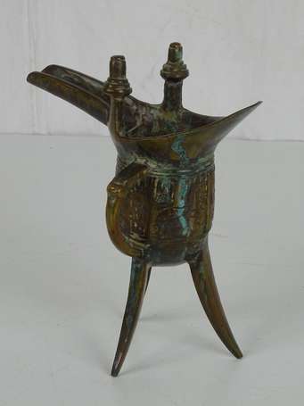 CHINE Vase tripode en bronze H. 17 cm