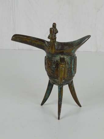 CHINE Vase tripode en bronze H. 17 cm