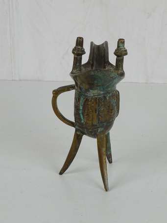 CHINE Vase tripode en bronze H. 17 cm