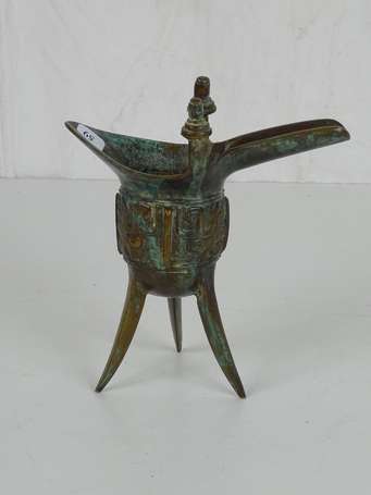 CHINE Vase tripode en bronze H. 17 cm