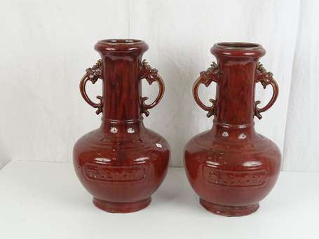 CHINE Paire de vases en céramique à glaçure sang 