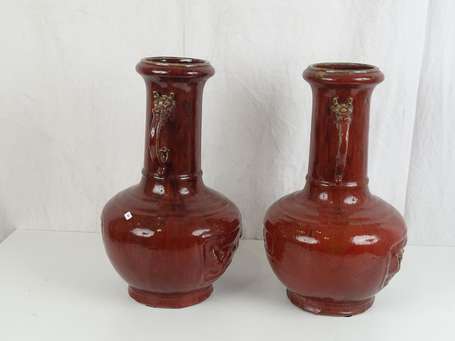 CHINE Paire de vases en céramique à glaçure sang 