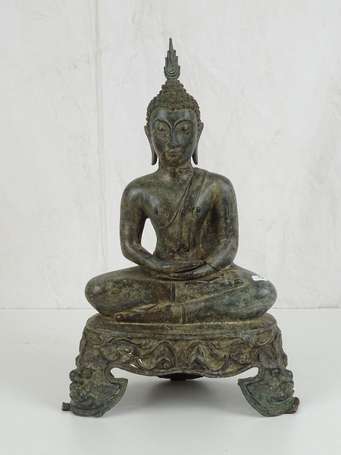 THAILANDE Bouddha en bronze posé sur des gardiens 