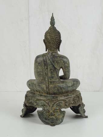 THAILANDE Bouddha en bronze posé sur des gardiens 